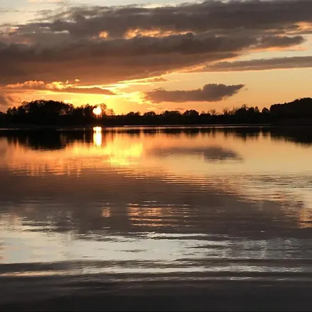 Cisy Ii-bon Turystyczny,ogrodzony Teren Na Wylacznosc,150 M Od Jeziora Hébergement de vacances *